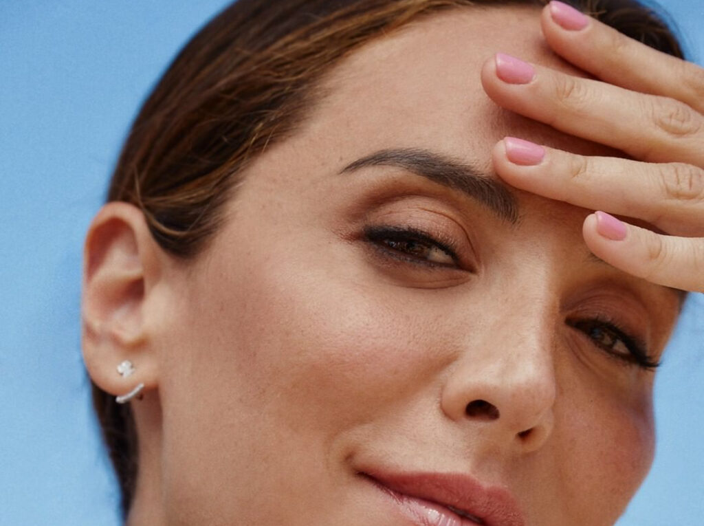 Una mujer sujetando su frente con su mano en la foto
