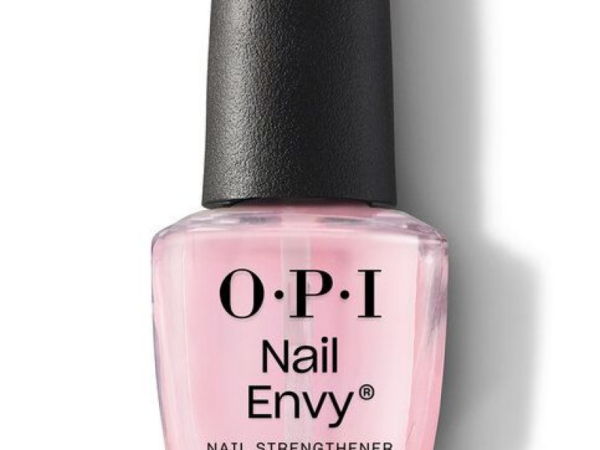 Un frasco de pintura de uña rosa de la firma OPI