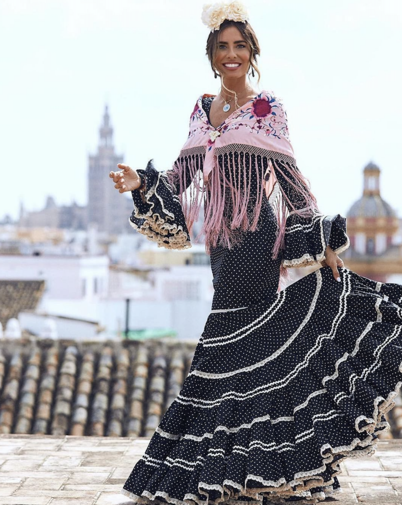 Una mujer disfrutando de una caminata mientras lleva un elegante traje de ceremonia