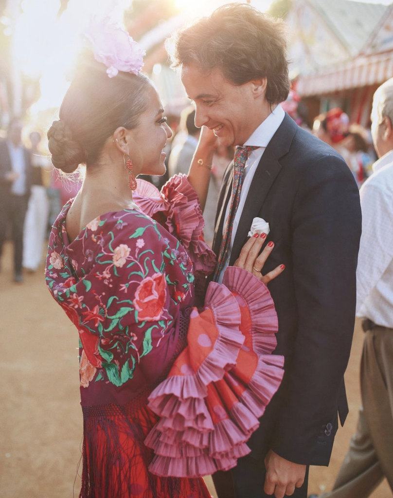 Una pareja alegre dentro de una ceremonia