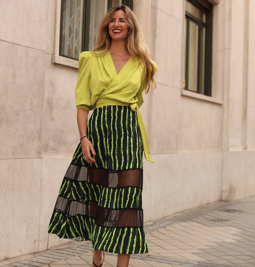 Una mujer caminando con un elegante traje