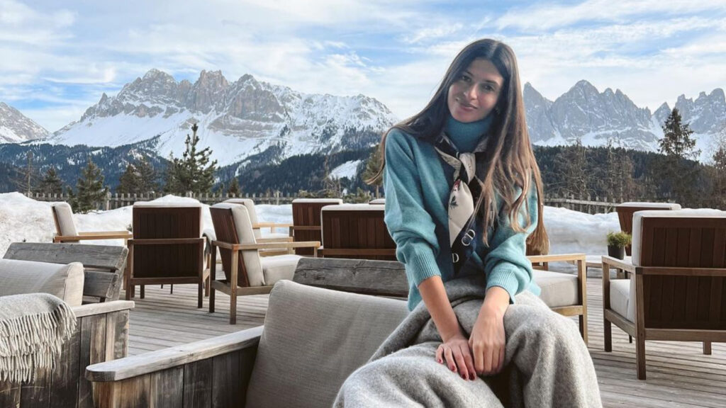 Una mujer sentada usando un elegante para el invierno