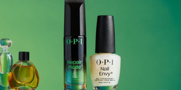 Dos productos de la firma OPI parados sobre una mesa